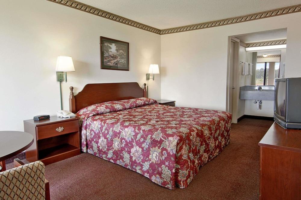 Rodeway Inn Concord Exterior photo